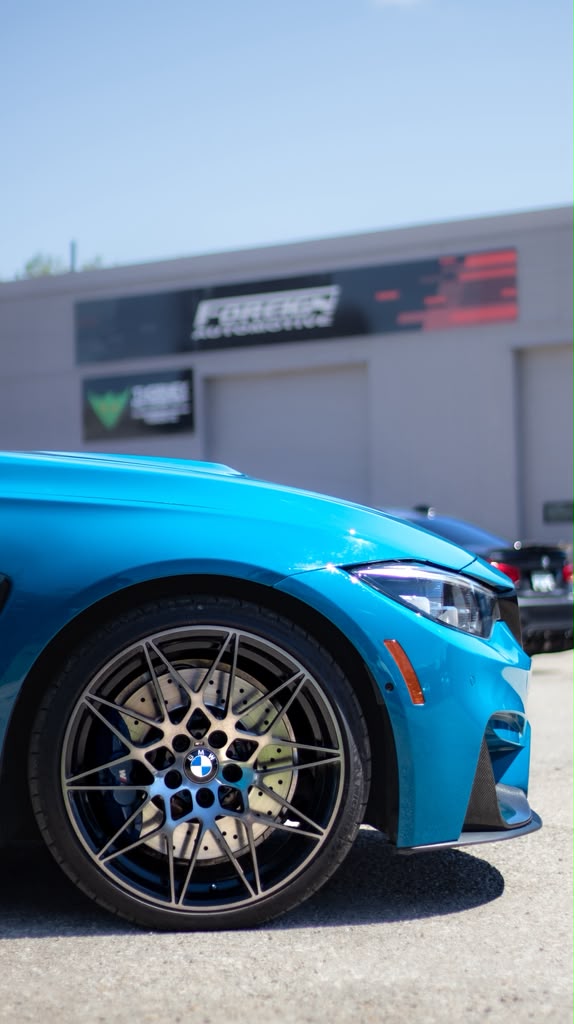 666M forged wheel and blue M brake caliper on the Laguna Seca Blue M3